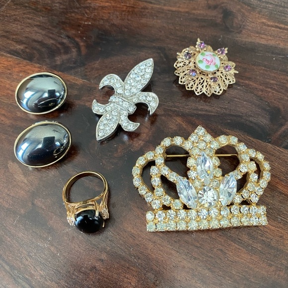 Jewelry - 8 piece vintage jewelry lot